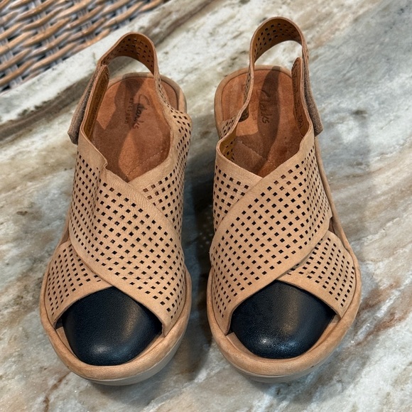 Women’s CLARKS Reedly Variel Sandals in Sand Nubuck.
Size 9.5 WIDE - Picture 3 of 8